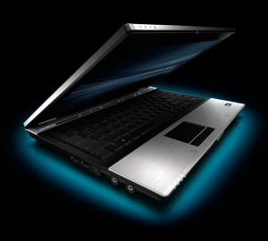 Zakup służbowych laptopów wymaga dobrania urządzeń o odpowiednich parametrach, które muszą wpisywać się w potrzeby konkretnej firmy