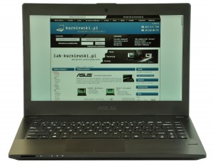 Asus Pro P2520 występuje w dwóch kolorach – czarnym oraz szarym. Oba kolory są odporne na zadrapania, jednakże moim zdaniem znacznie lepszym rozwiązaniem będzie zakup czarnej obudowy